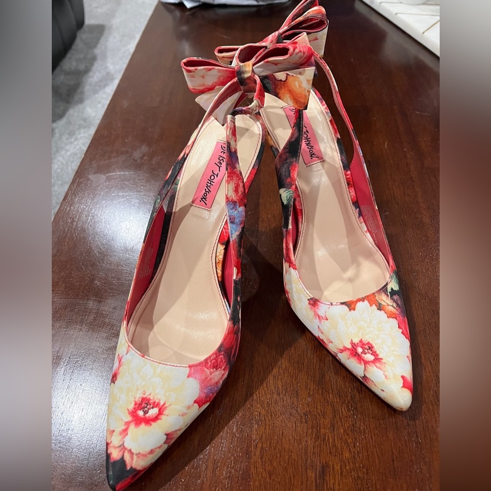 Betsy Johnson Houstun Floral pumps